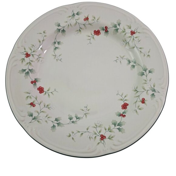Pfaltzgraff Winterberry 8” Salad Luncheon Plates Holiday Christmas - Set of 4 - Picture 3 of 12